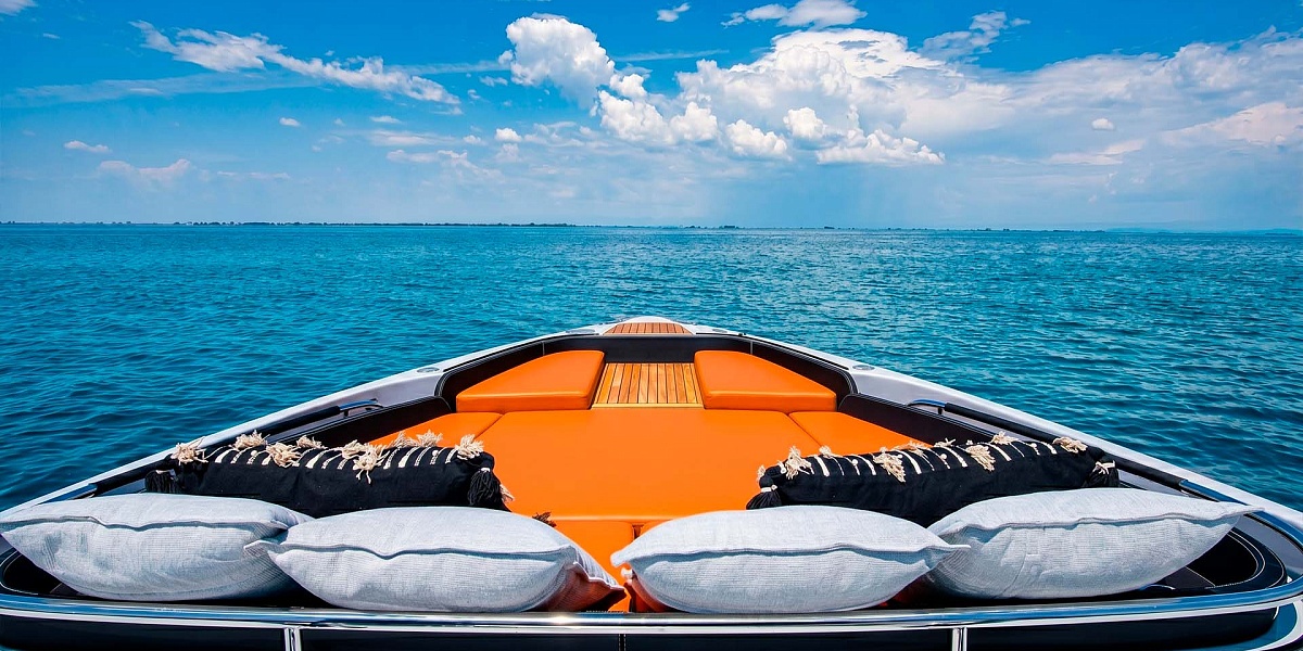 Аренда Cranchi A46 Luxury Tender на Сардинии - диван и лежаки на носу